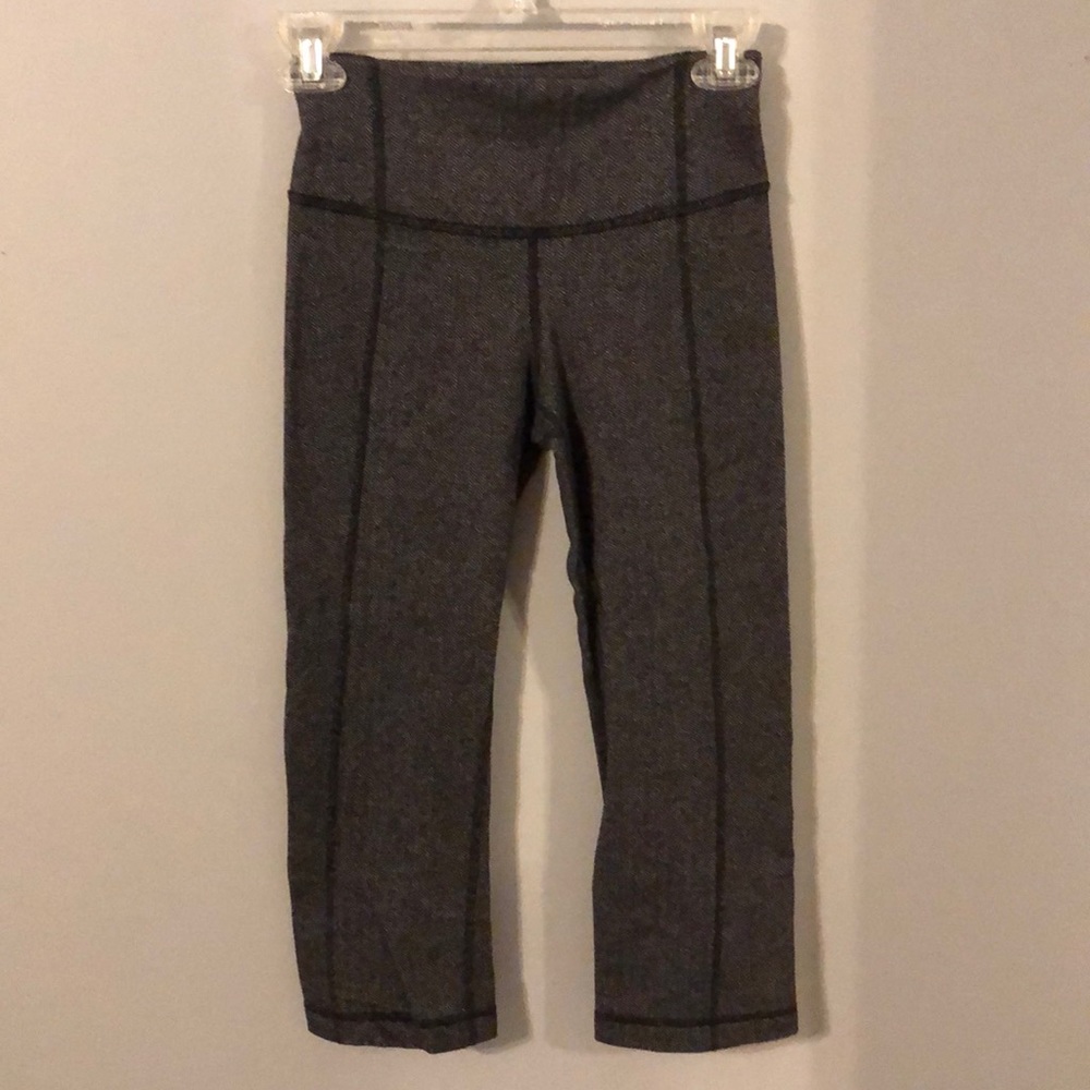 Lulu lemon crop leggings in EUC